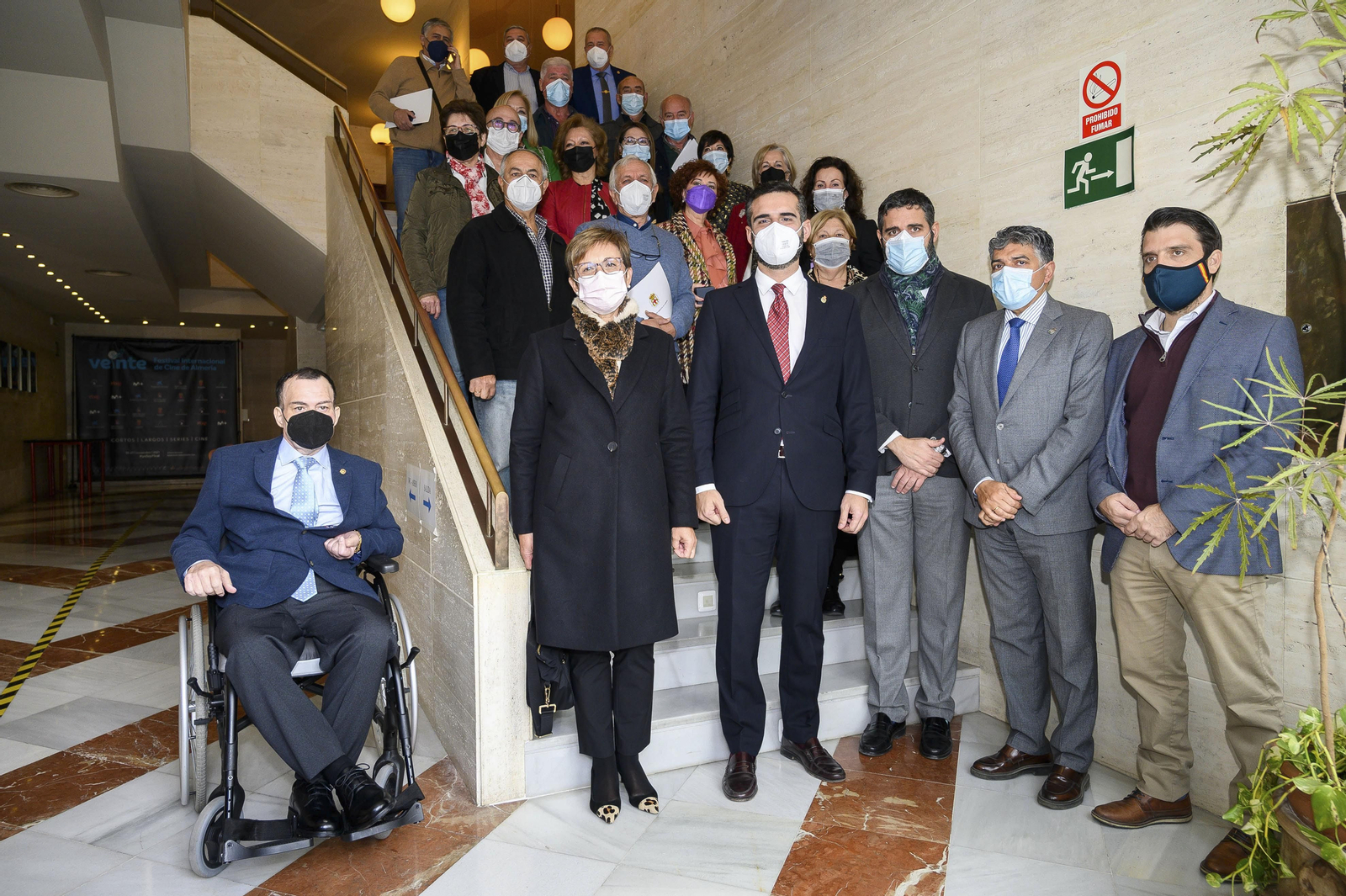 El alcalde y miembros de la Corporación con los trabajadores del Ayuntamiento jubilados