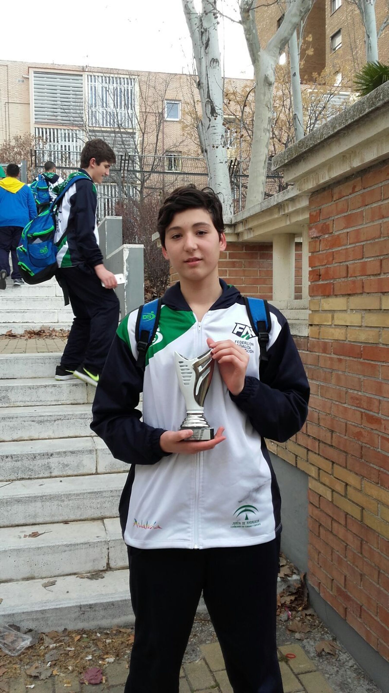 Jesús Tenorio posa con el trofeo al mejor portero del campeonato.