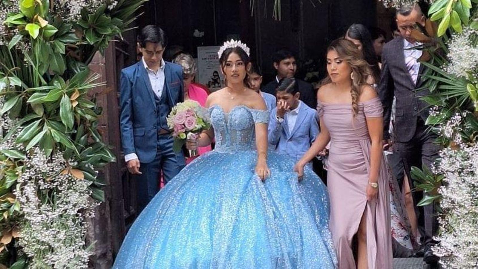 Las quinceañeras no escatiman el día de su gran fiesta. Las quinceañeras no escatiman el día de su gran fiesta.