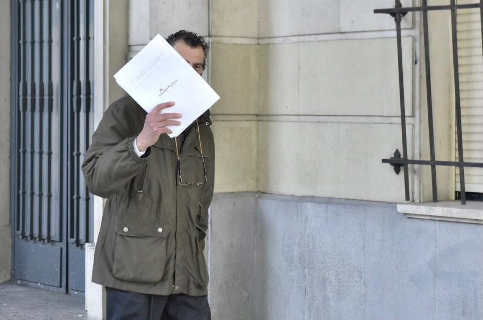 El ex mayordomo intenta ocultarse a su salida de la Audiencia