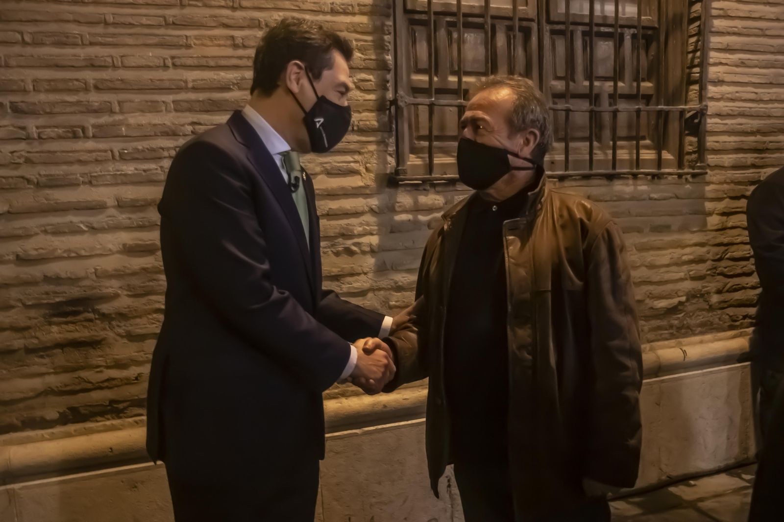 Así ha grabado Juanma Moreno su discurso de fin de año en una taberna de Granada