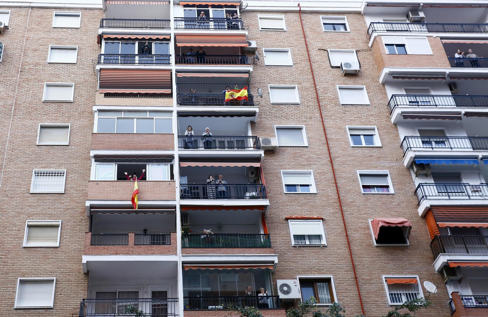 Coronavirus: El primer día de aplausos en Málaga en el que el sol aún no ha caído, en fotos