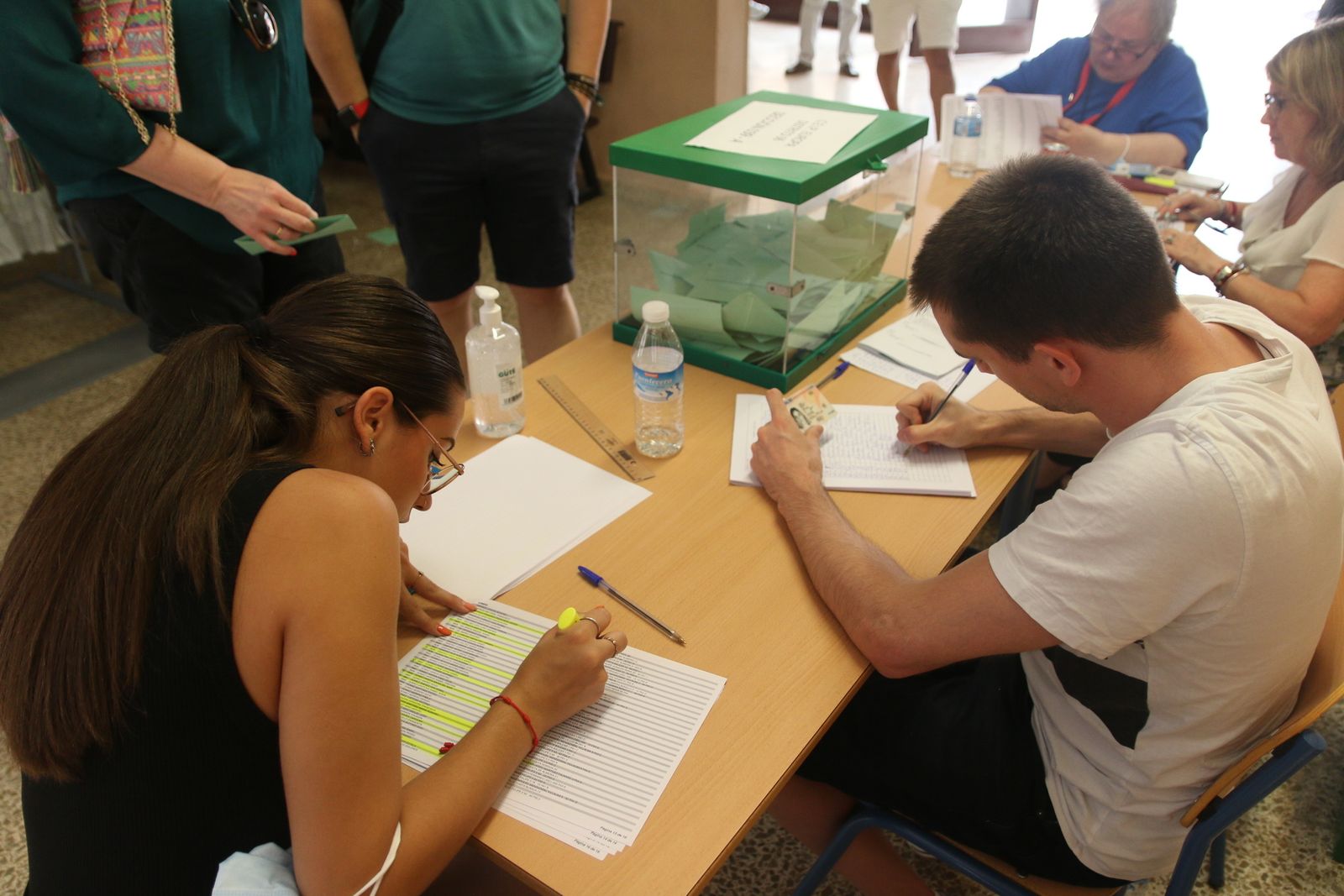 Imágenes de la votaciones en Almería al parlamento andaluz