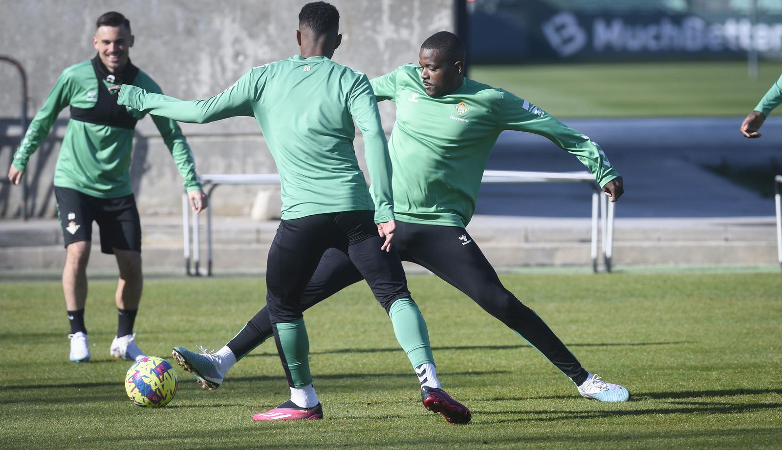 William Carvalho trata de robar un balón en el entrenamiento.