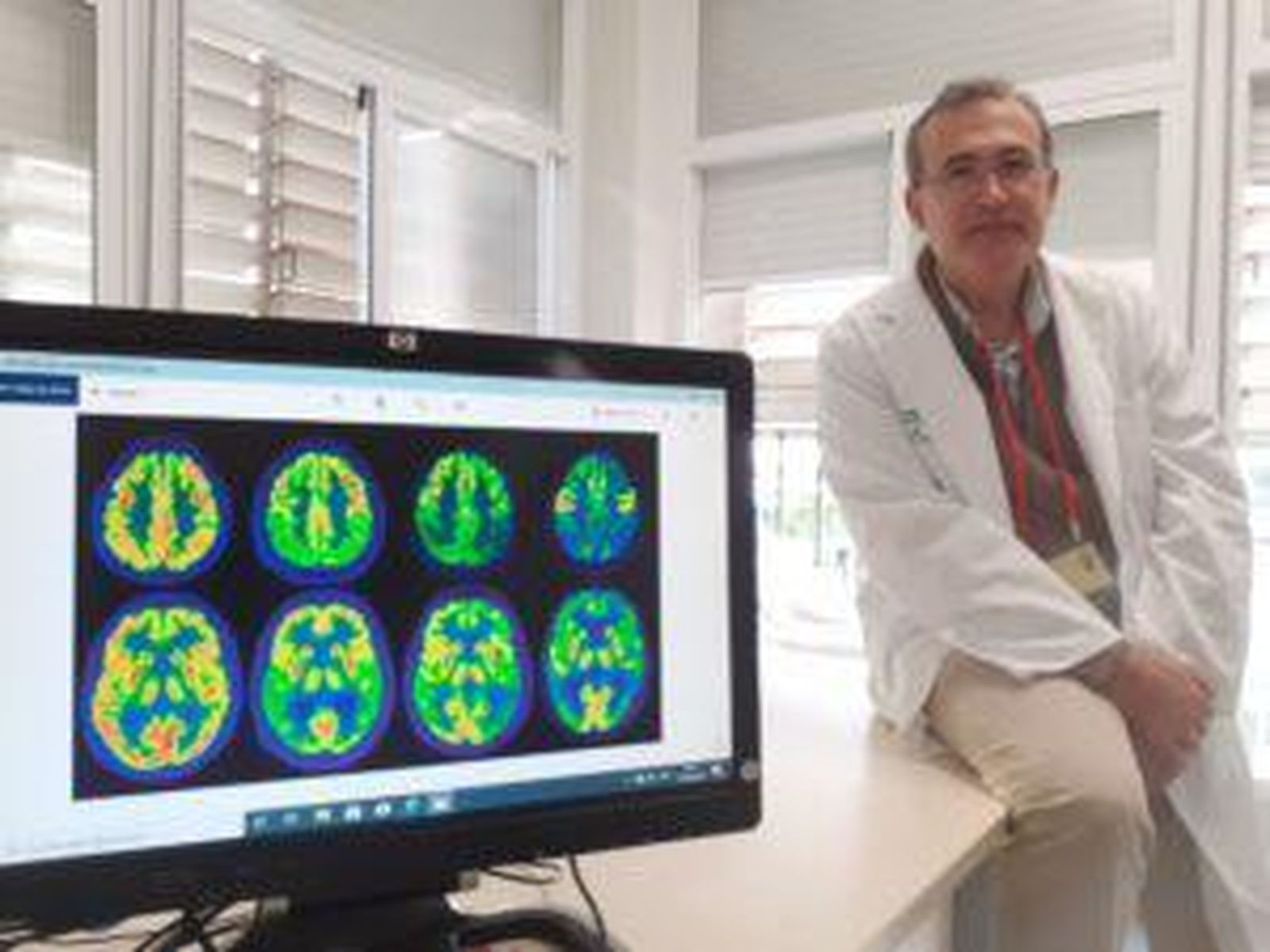 El Macarena valora al año a medio centenar de pacientes para acceder a fármacos con los que tratar el Alzheimer