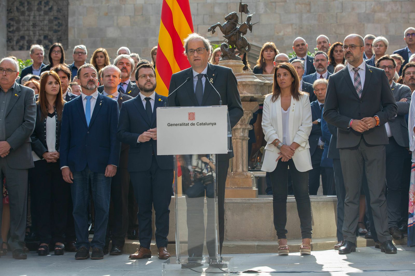 El president de la Generalitat de Catalunya, Quim Torra, durante su intervención en el acto Compromís del Primer d'Octubre, junto a otros miembros del Govern, en Barcelona.