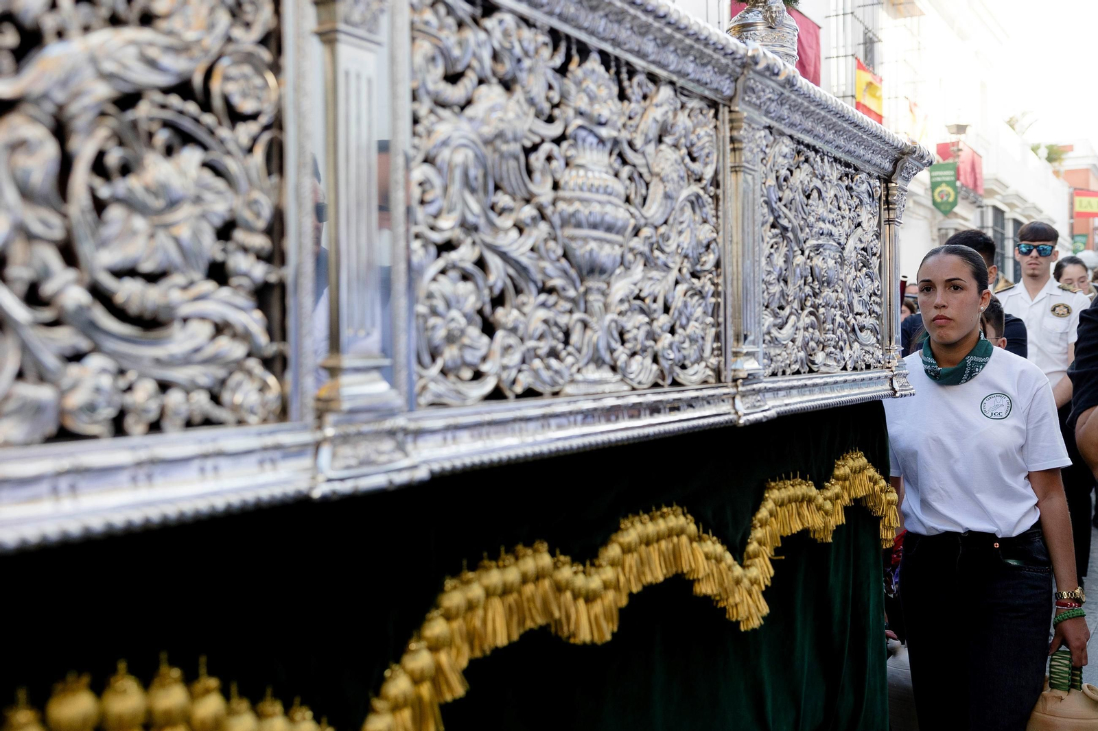 La Virgen de la Esperanza, camino de su coronación en el Panteón en San Fernando