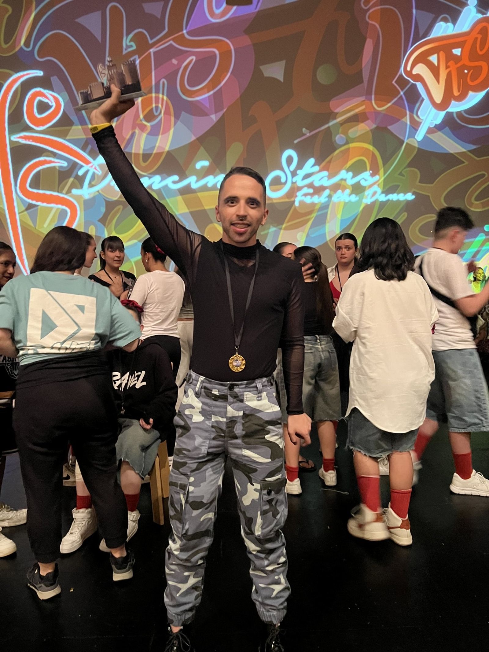 Fran Pareja, con su trofeo en el campeonato nacional de danza urbana 'Vive tu sueño'.