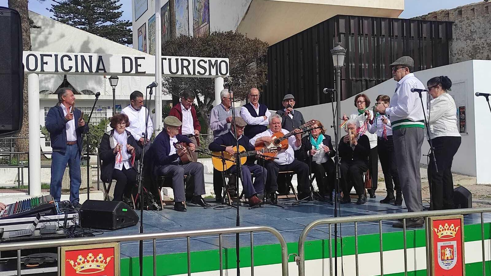 La Asociación Fandango Tarifeño en el paseo de La Alameda.