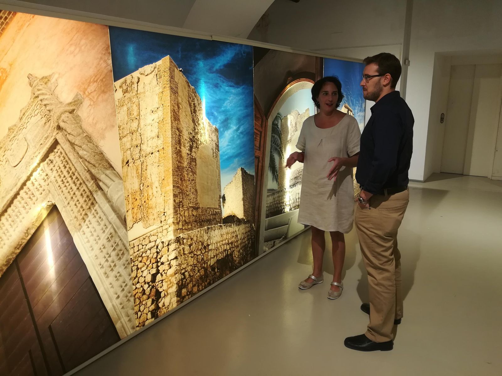 Un momento de la visita de Cristina Mata a las obras del museo.