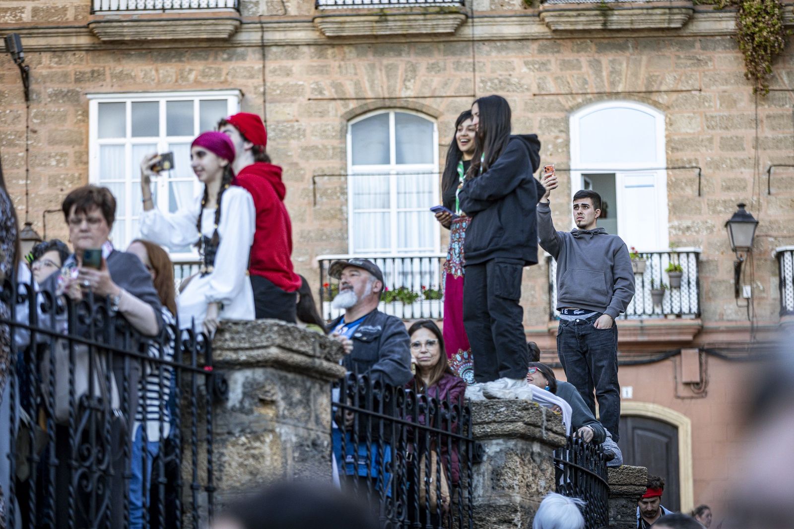 El multitudinario encuentro entre los dos primeros premios del Carnaval de Cádiz, en imágenes