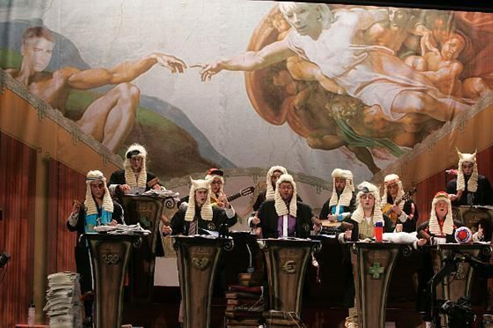 Espectacular forillo de la chirigota de Vera Luque.   Foto: Jesus Marin