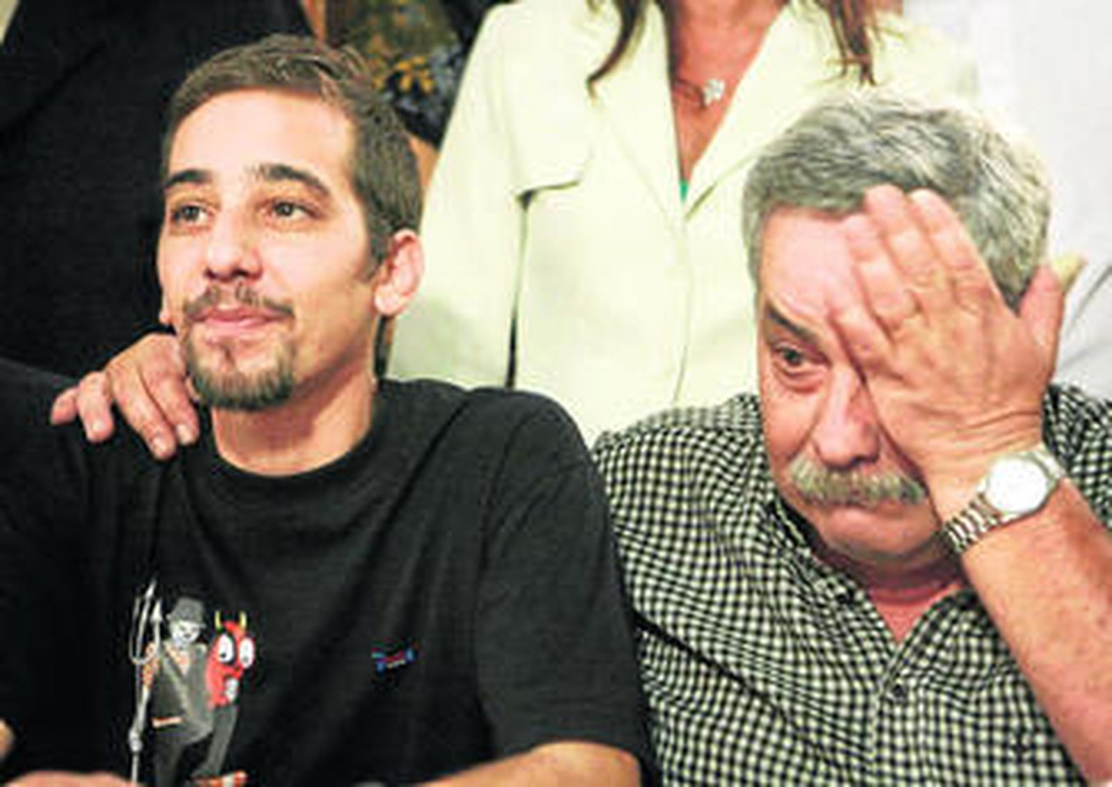 Francisco Madariaga (izq.) posa junto a su padre, Abel, en Buenos Aires.