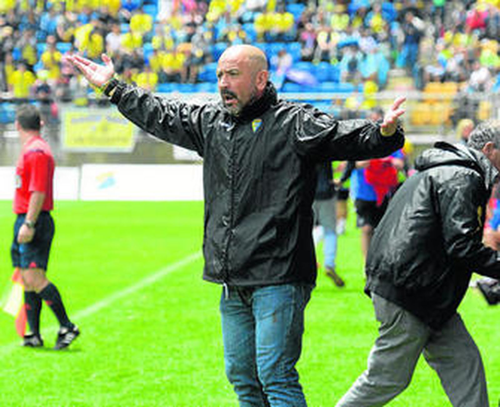 Claudio Barragán hace indicaciones con los brazos en alto en la banda del Ramón de Carranza.