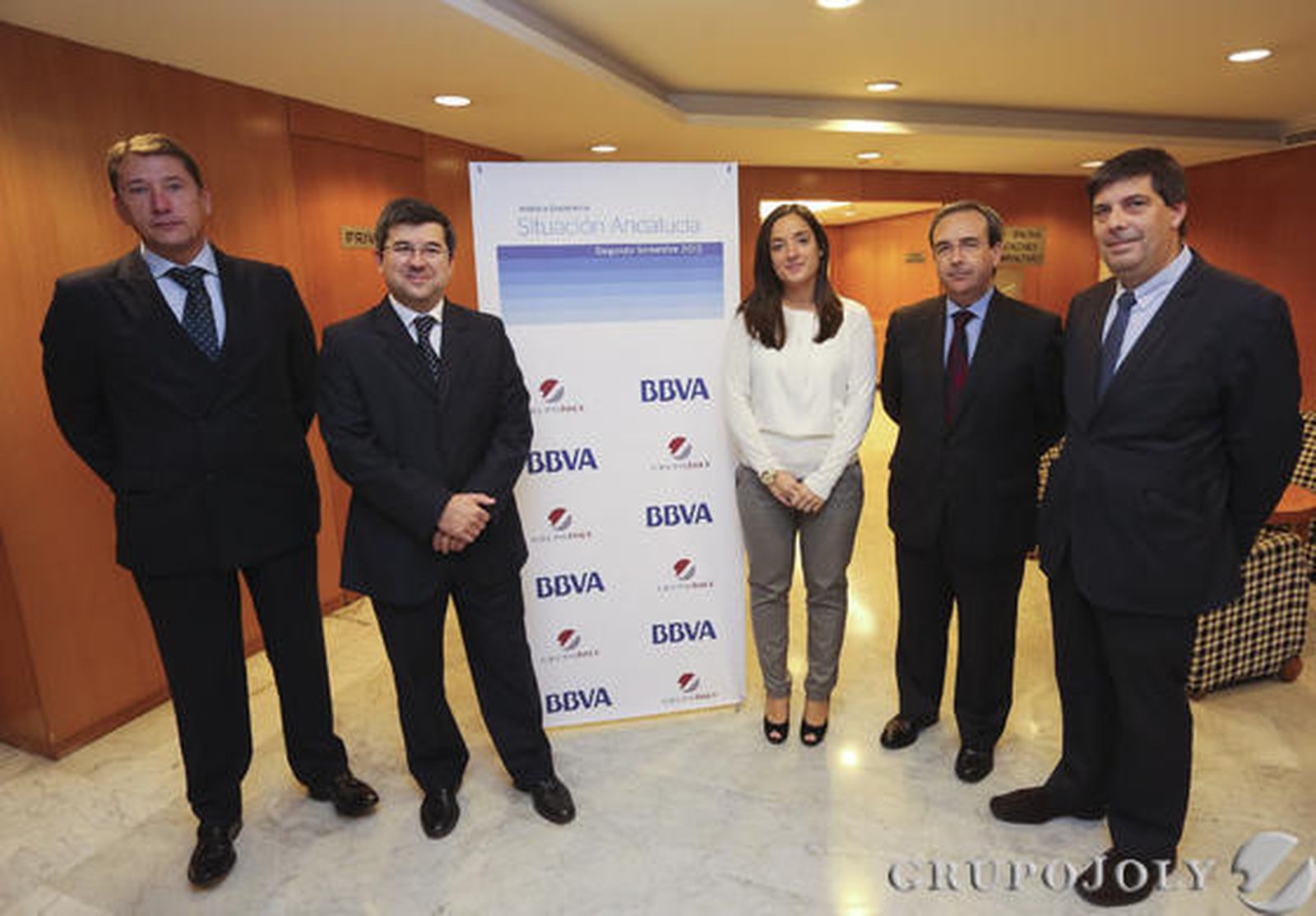 Manuel López y Carlos del Cid, directivos de BBVA en Málaga, acompañados de los dos ponentes. Miriam Montañez y Pep Ruiz de Aguirre, junto al director general de Grupo Joly, Juan Carlos Fernández. / Albiñana