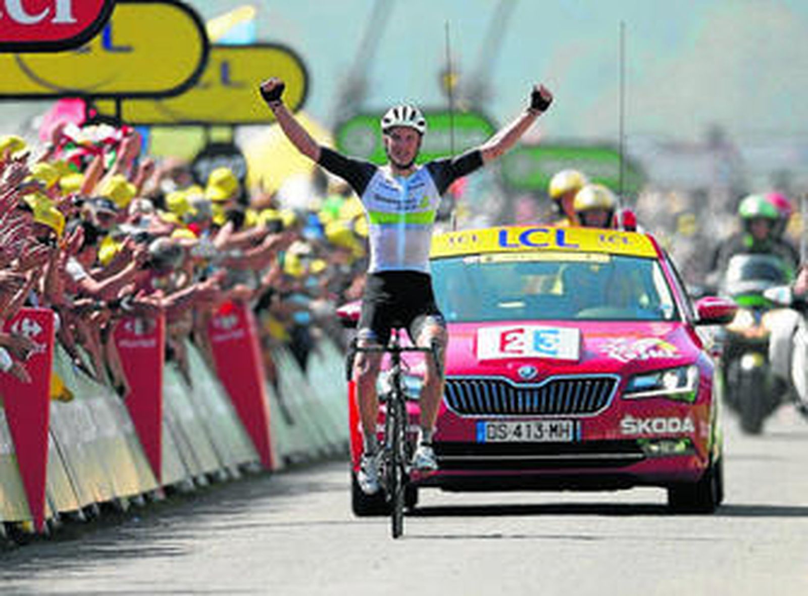 Stephen Cummings alza los brazos al cruzar en solitario la inédita meta de Lago de Payolle.