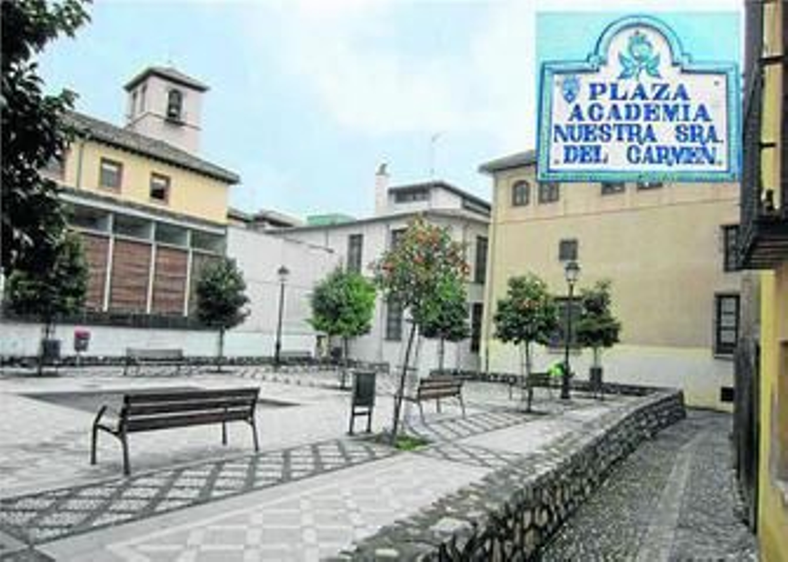 1. Plaza granadina dedicada a una academia, en este caso a la Academia Nuestra Señora del Carmen, cerca de la calle San Matías. 2. En el cuadro, José Molina, fundador de la Academia Isidoriana, y su nieto José Manuel Molina, actual director del centro. 3. Patio de la Academia Isidoriana, en la calle Arriola . 4. Academias. 1915.