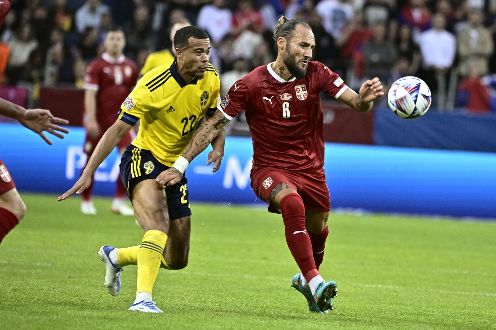 Gudelj defiende la posesión de la pelota ante Quaison en el Suecia-Serbia.