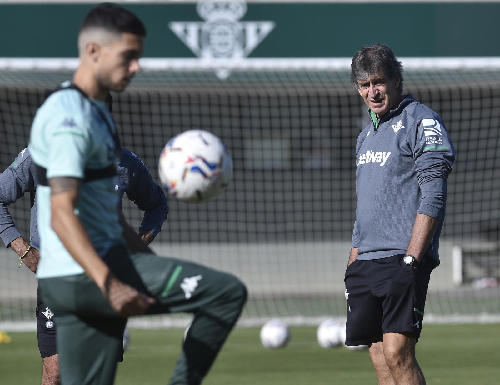 Pellegrini observa a Bartra en el entrenamiento de ayer.