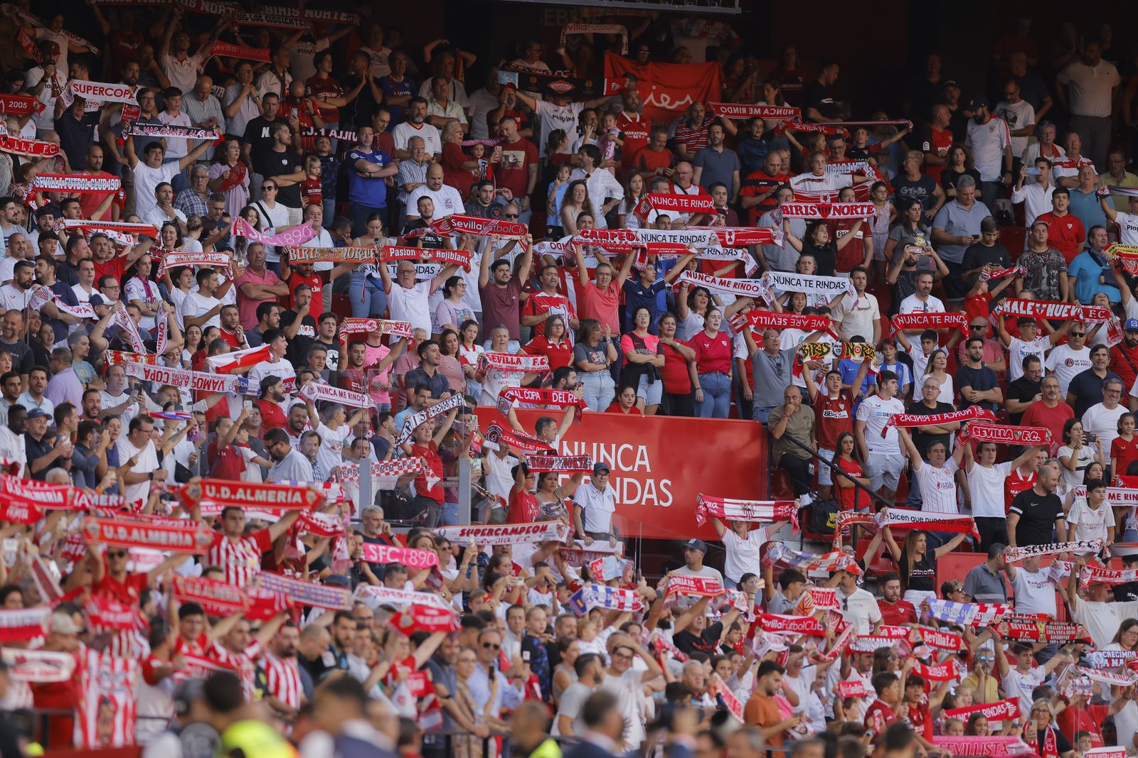 Búscate en las fotos del Sevilla-Almería