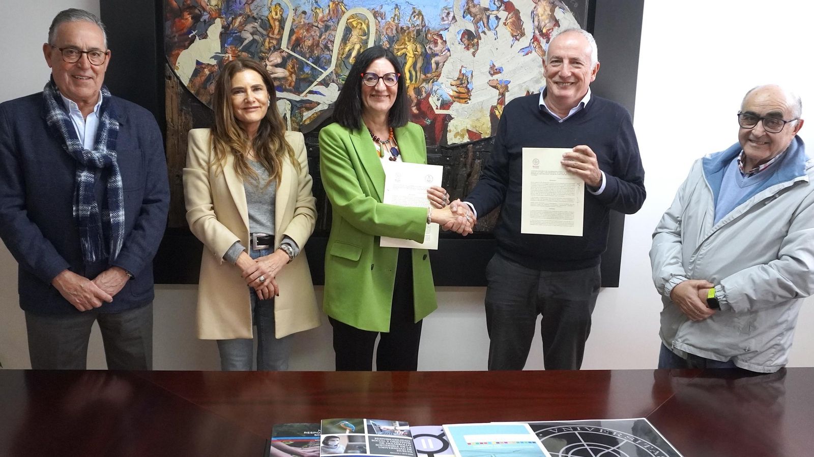 La rectora de la Universidad de Huelva, María Antonia Peña, estrechando la mano al presidente Real Club de Tenis de Huelva, Rafael Romero.