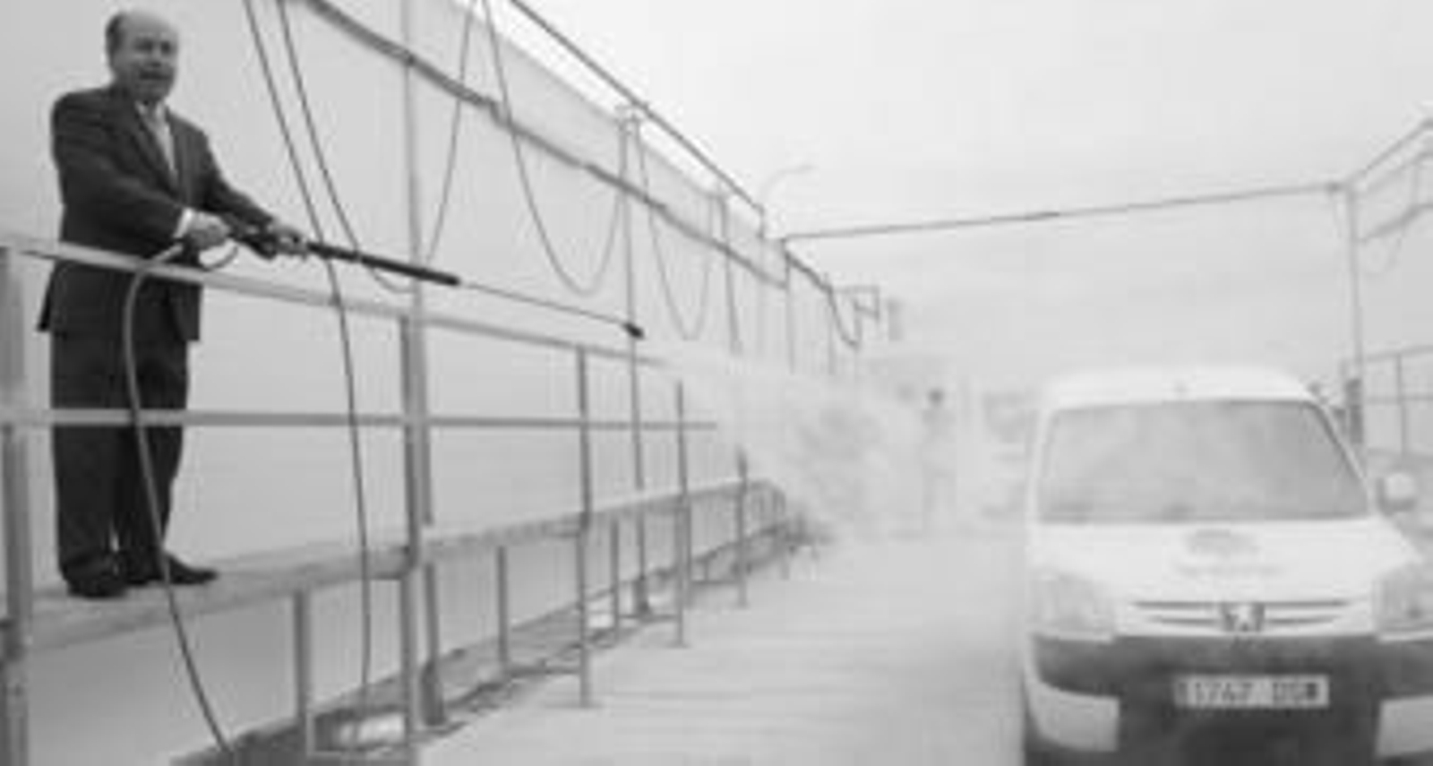 El alcalde prueba el funcionamiento del servicio de autolavado de camiones del nuevo parking de Mercagranada.