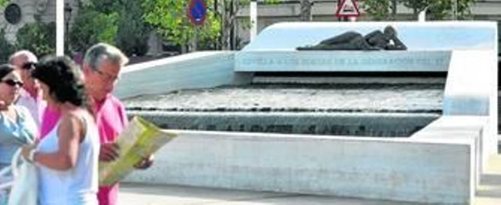 Un grupo de turistas, ayer, junto al monumento a los poetas del 27 en la Puerta de Jerez.