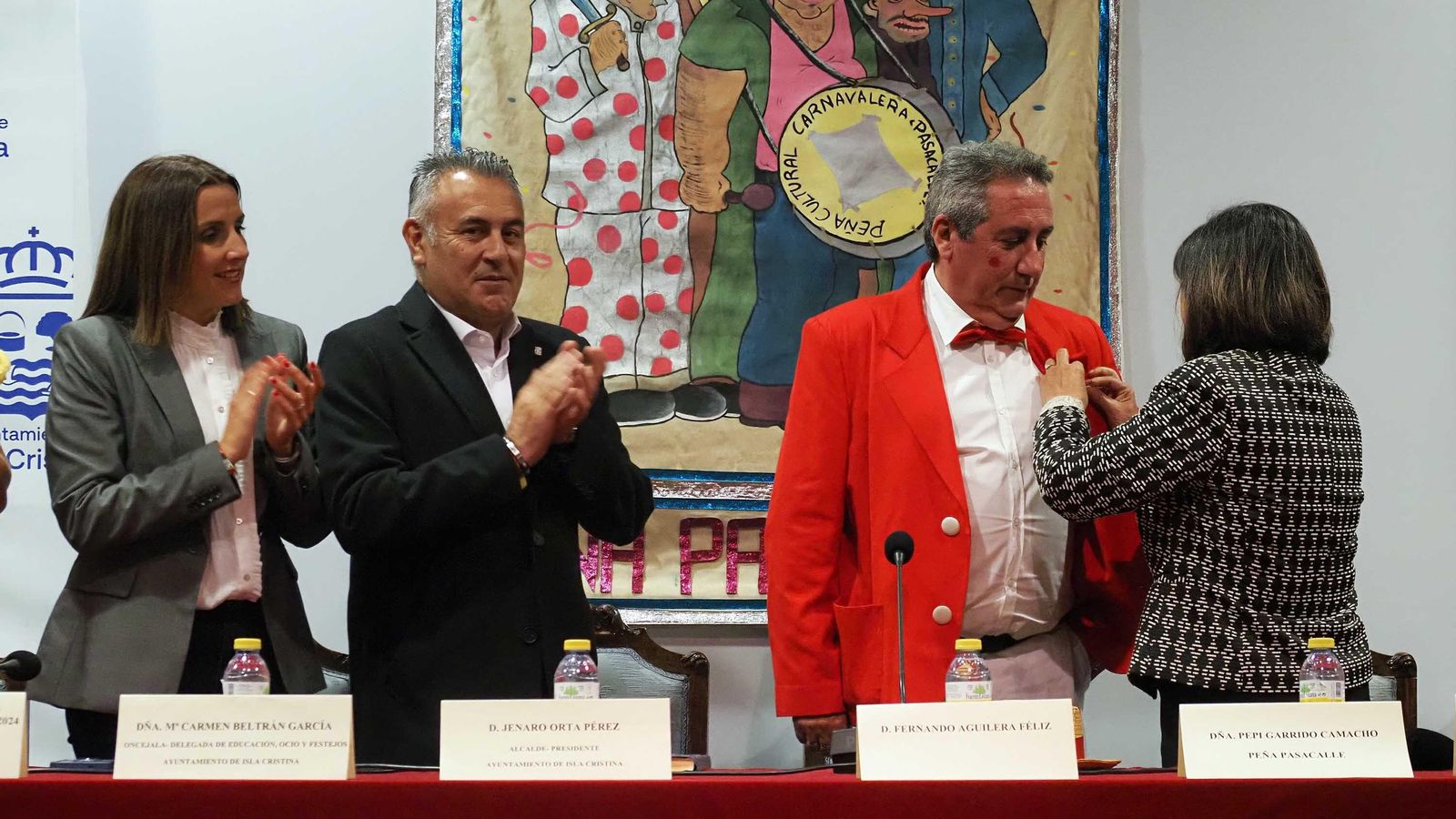 Momento en que Fernando Aguilera 'Fernandito' recibe el 'Antifaz de Oro' la peña Pasacalle Momento en que Fernando Aguilera 'Fernandito' recibe el 'Antifaz de Oro' la peña Pasacalle