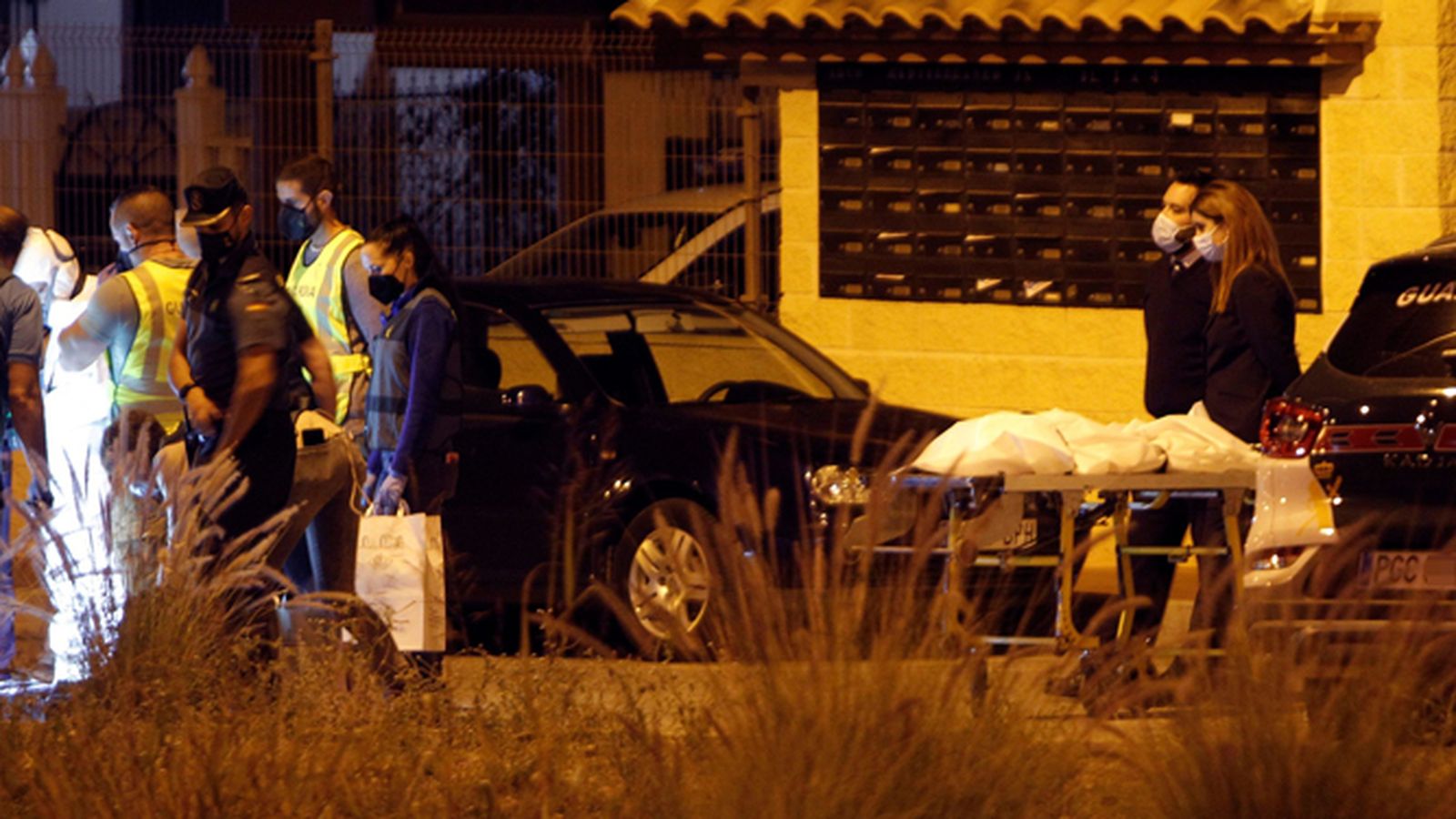 Algunos de los restos del cadáver encontrados anoche.