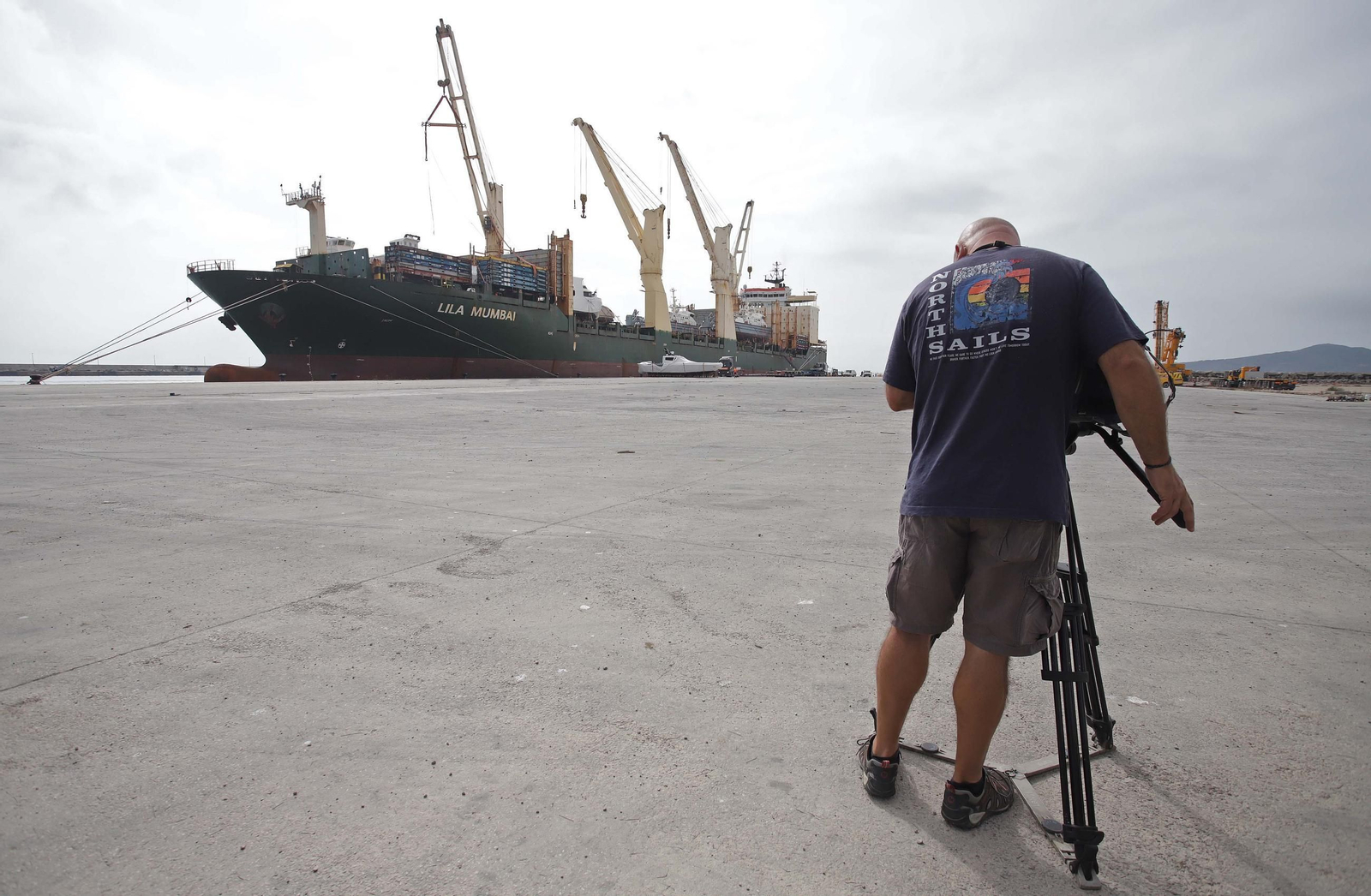 Fotos del dispositivo de descarga de las embarcaciones del buque Lila Mumbai en el Puerto de Algeciras