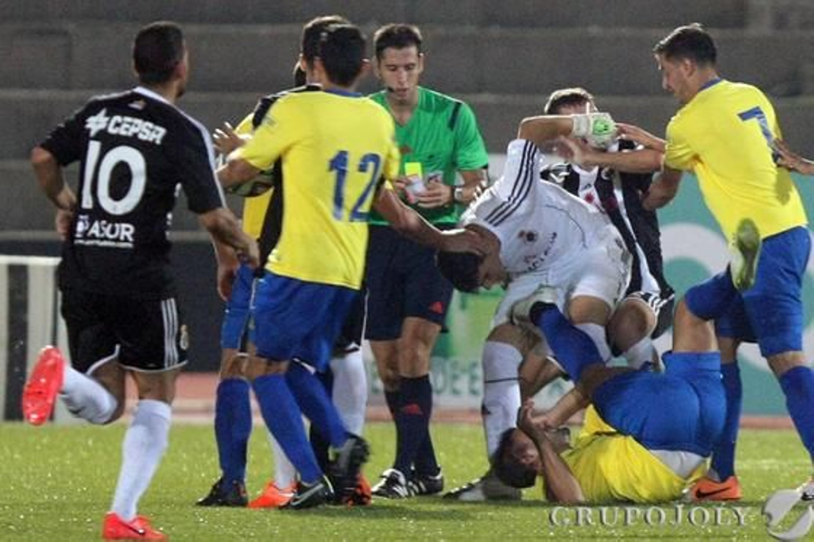 Lío en el área de la Balompédica, con Kike Márquez por el suelo. 

Foto: Paco Guerrero