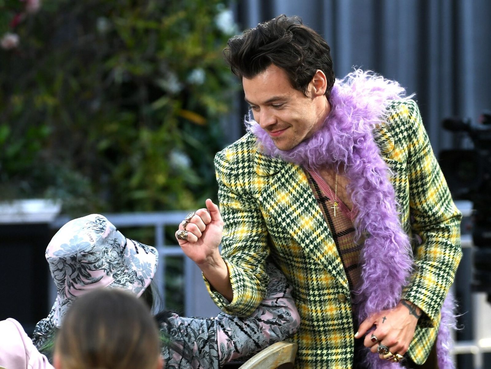 Harry Styles con un traje de colores llamativos de Gucci