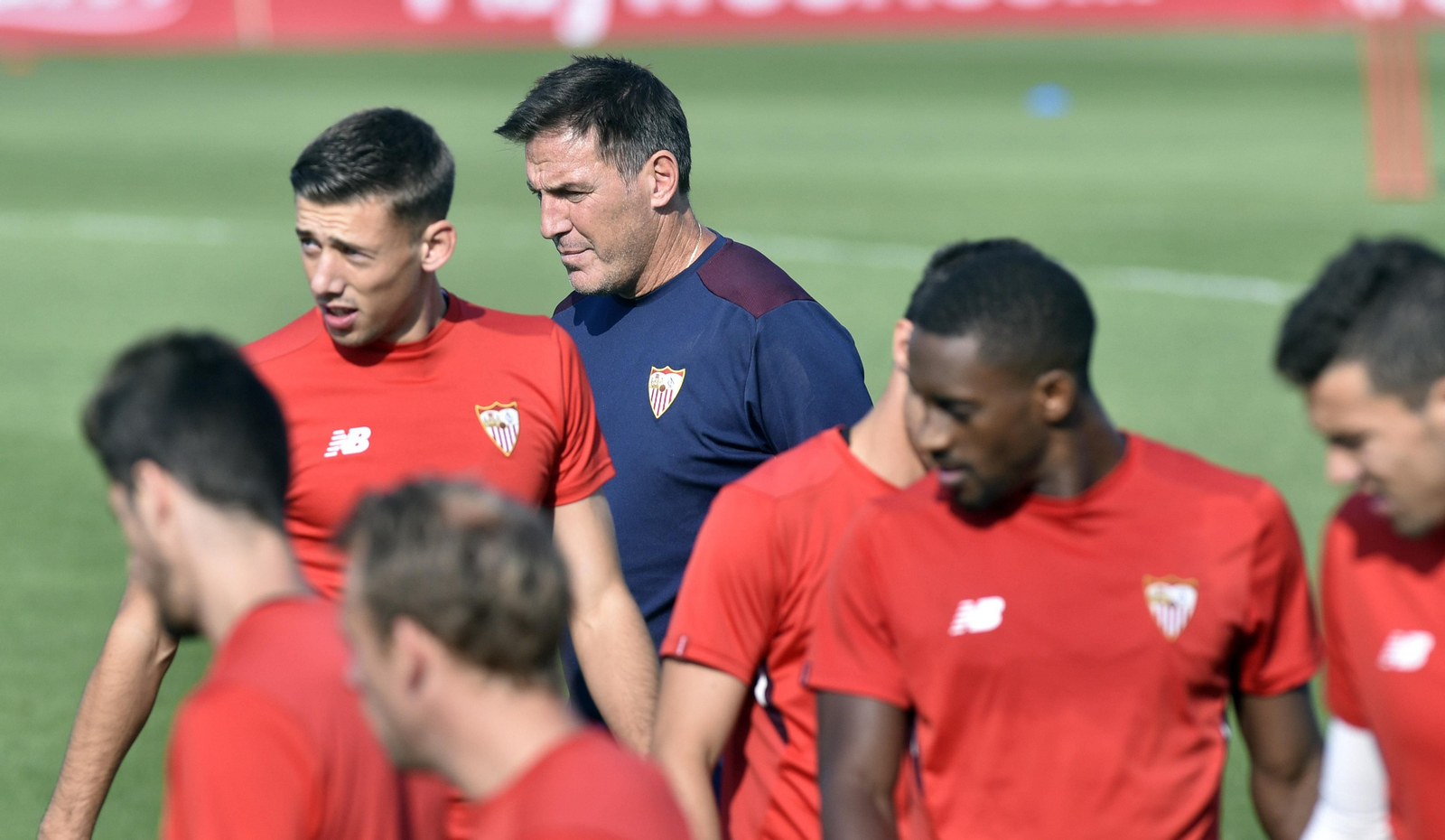 Clement Lenglet, ante Berizzo en un entrenamiento del Sevilla.