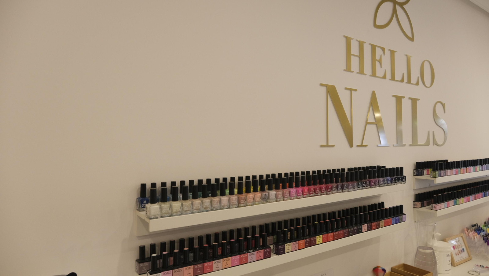 Imágenes de la nueva franquicia de Hello Nails en Almería