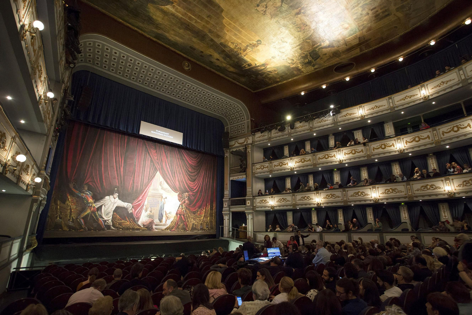 El Teatro Cervantes de Málaga, con el recién restaurado telón original de Bernardo Ferrándiz.