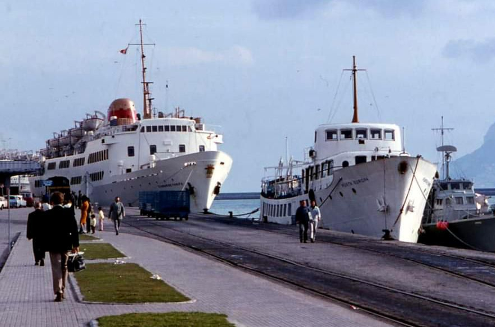 El trasbordador 'Ciudad de Tarifa' y el vapor 'Punta Europa', atracados en el muelle de la Galera en el año 1966.