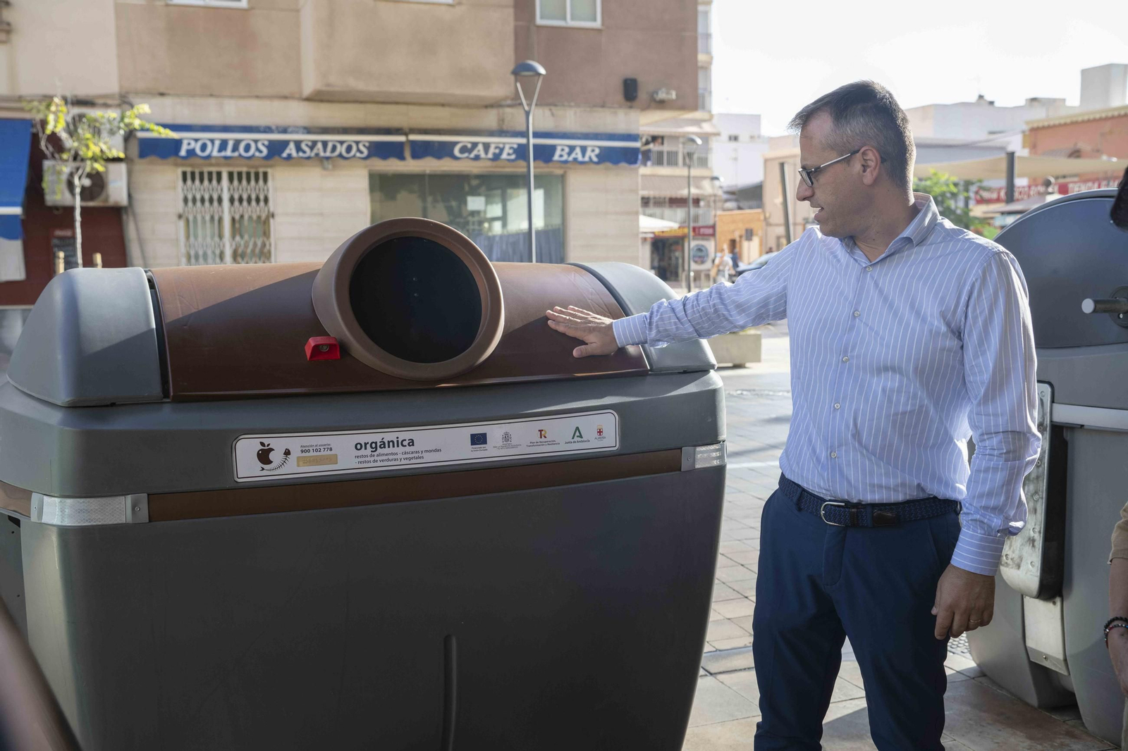 Antonio Urdiales junto a un contenedor marrón.