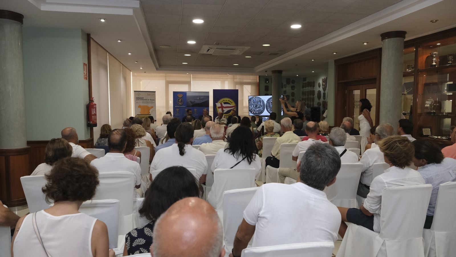 Imágenes de la visita de la Expedición Juan Sebastián Elcano al Club de Mar de Almería