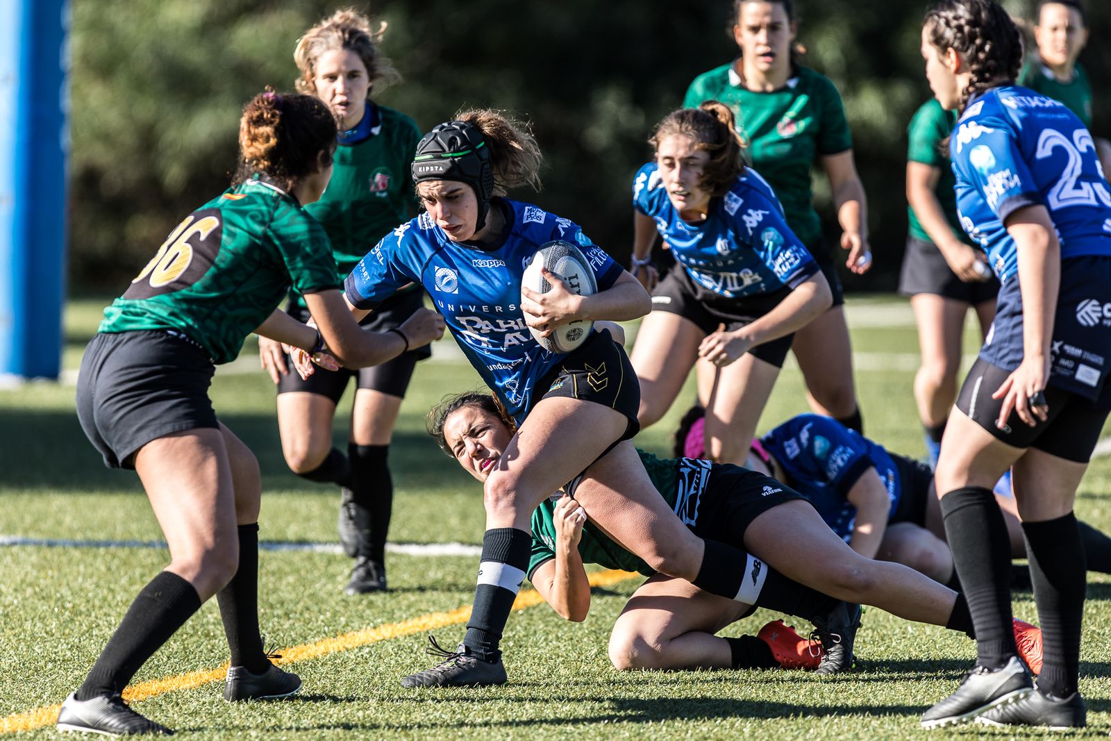 Alejandra Olivares avanza sobre la defensa rival.