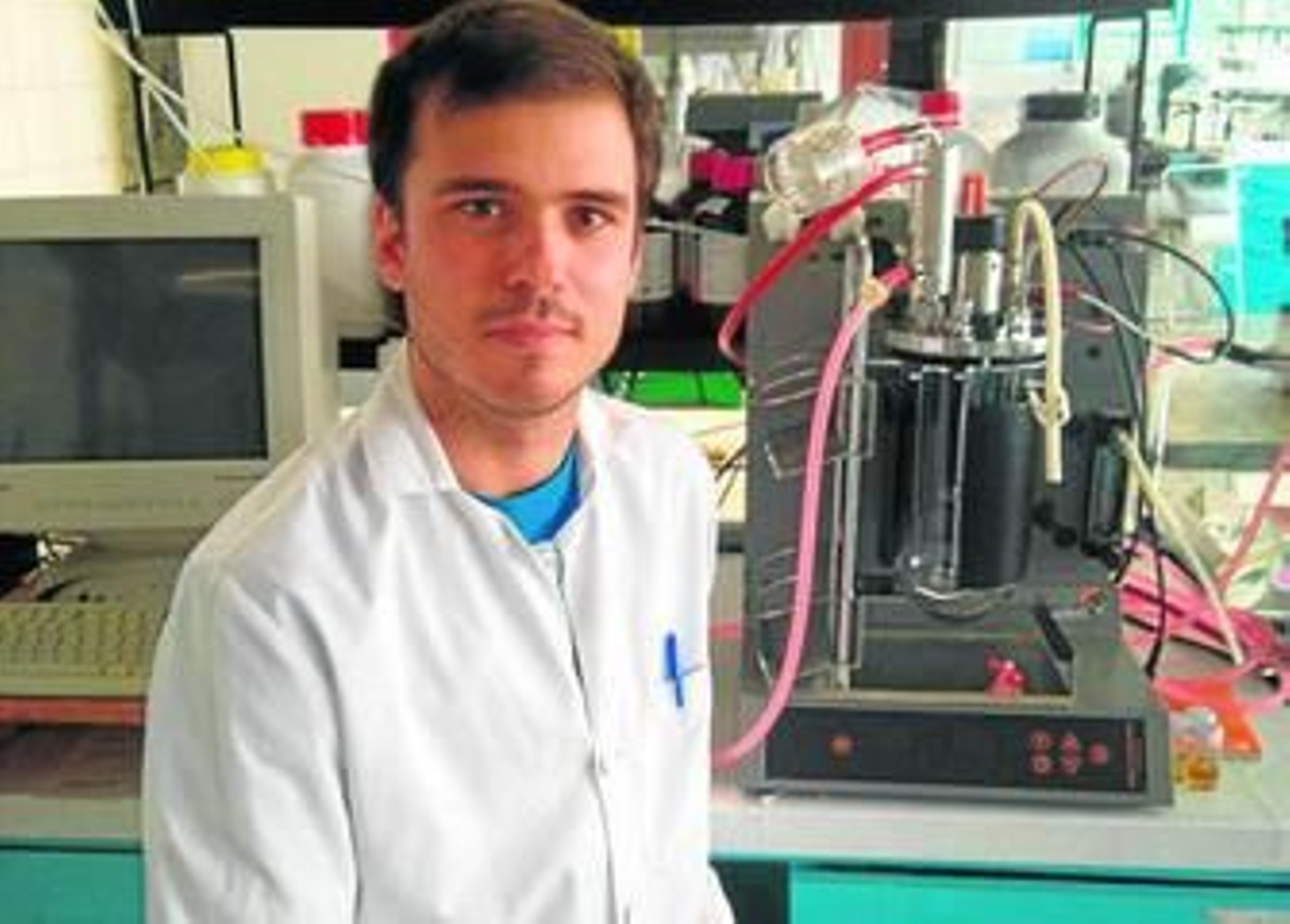 El investigador Ignacio Moya, en el laboratorio de la Universidad de Granada.