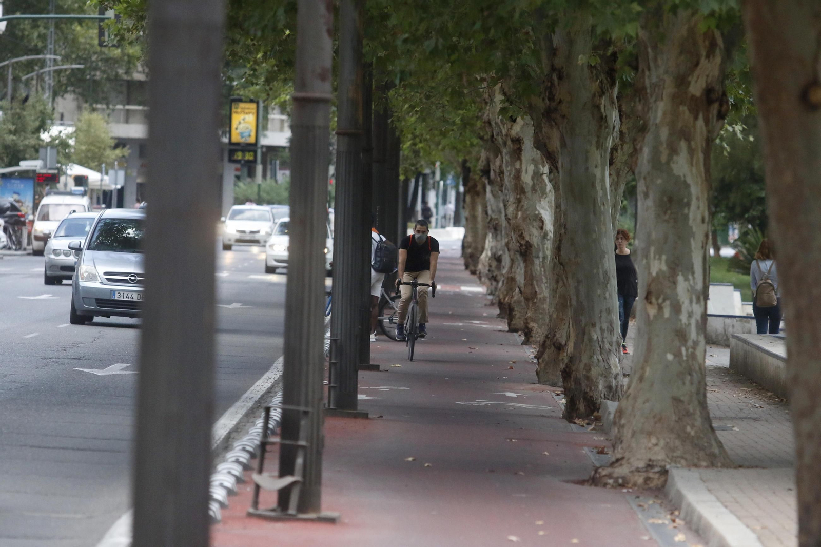 Un joven circula por un carril bici del centro de la ciudad. Un joven circula por un carril bici del centro de la ciudad.