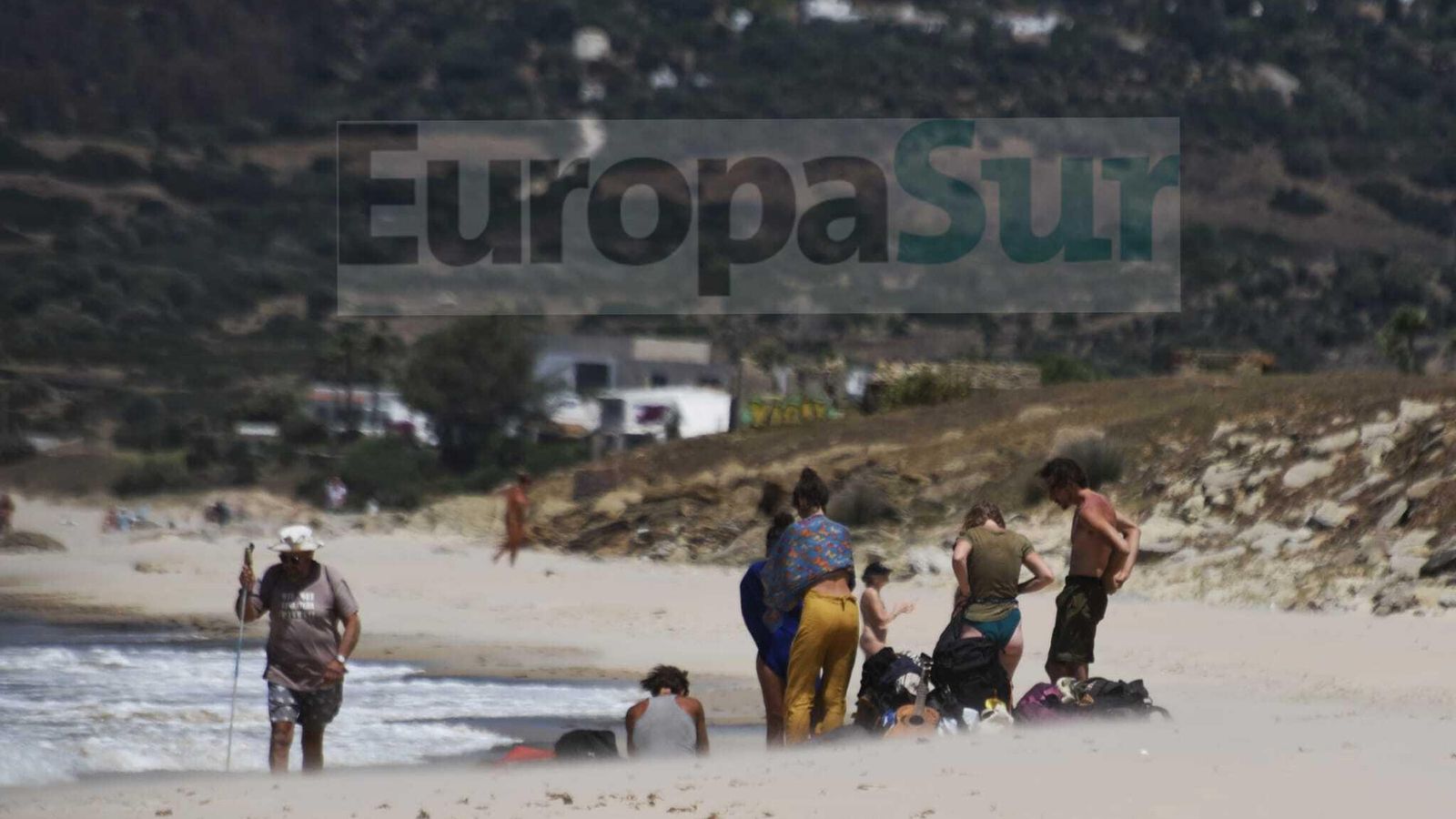 Bañistas en la playa de El Chorrito, en Bolonia, este viernes.