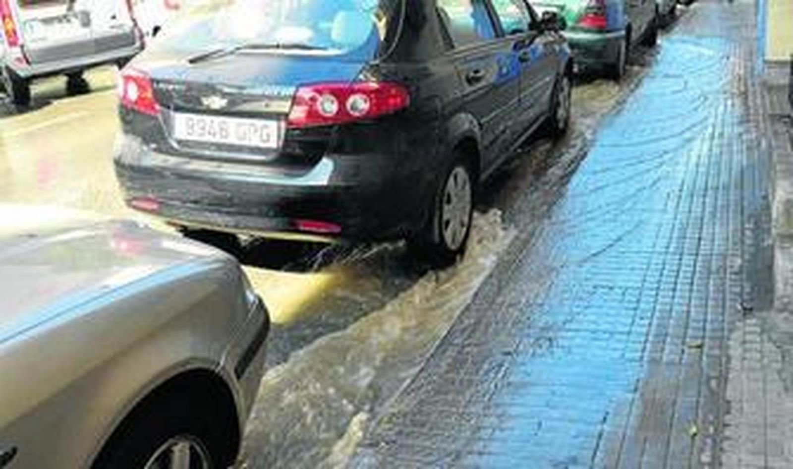 Imagen de la calle María Auxiliadora afectada por la rotura de la tubería, ayer.