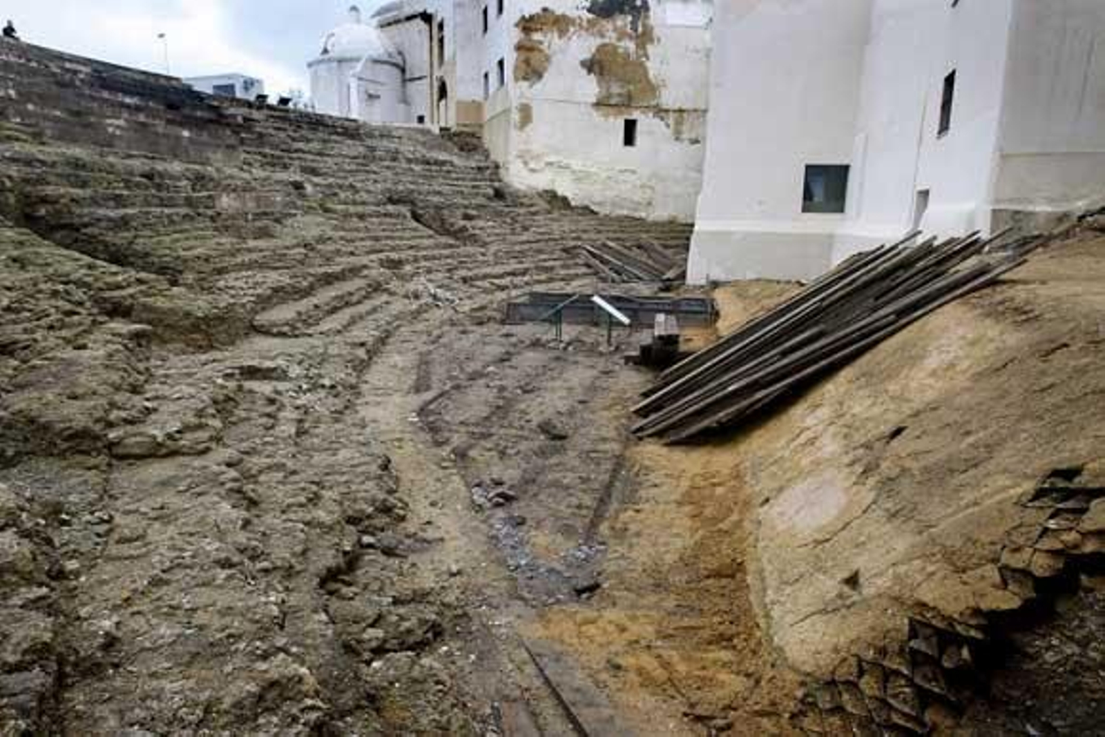 Las maderas del escenario ya se han retirado

Foto: Jose Braza