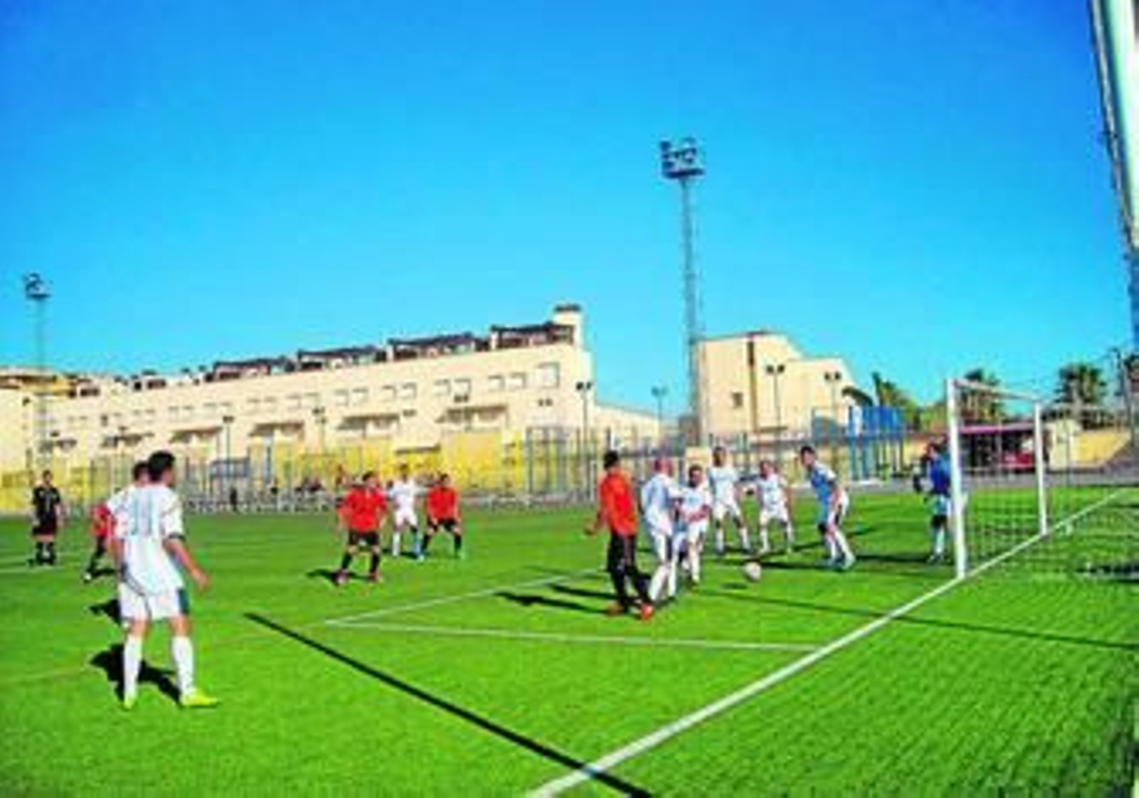 Una jugada de falta casi acaba en gol por parte del equipo visitante.