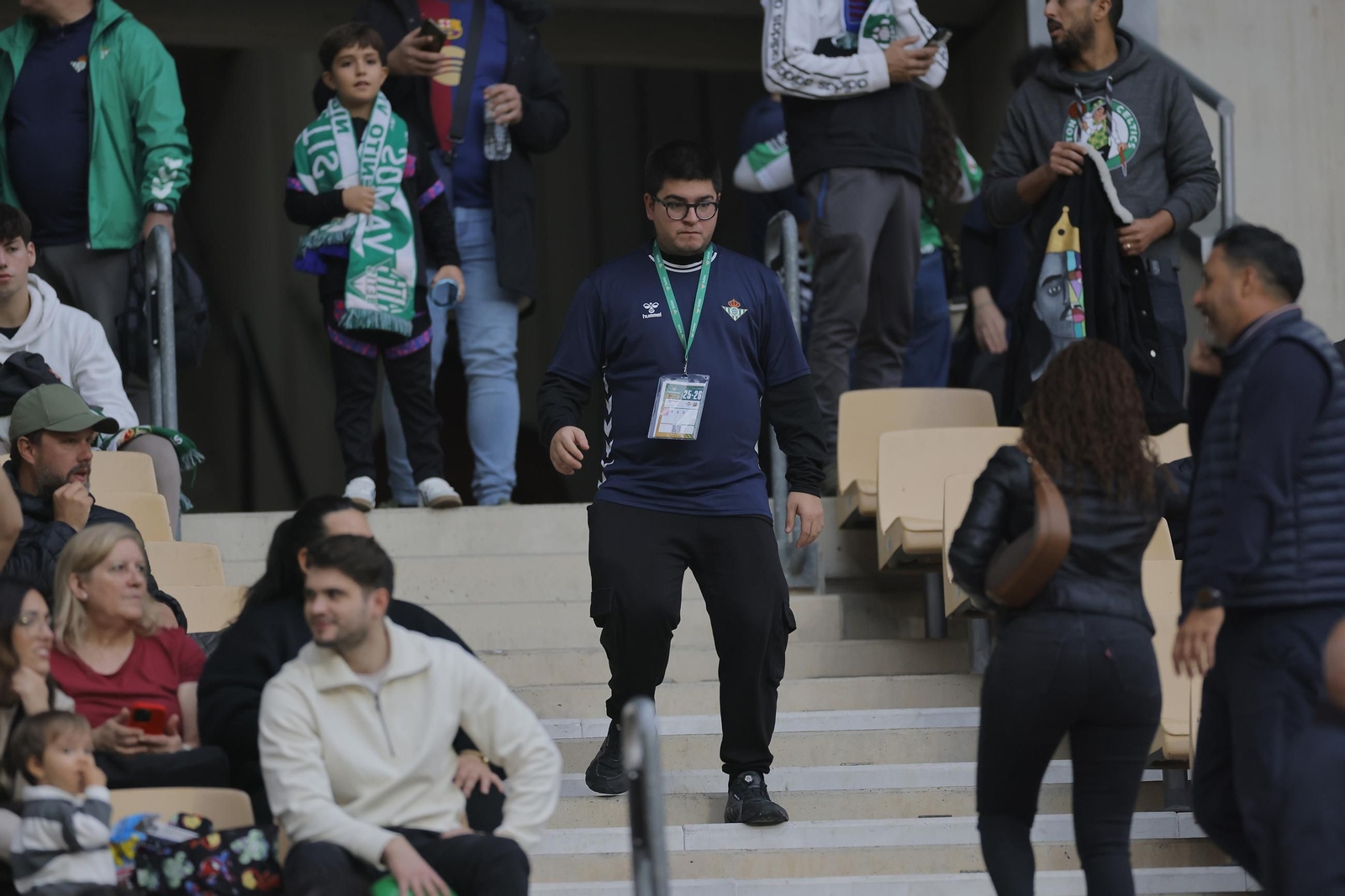 Búscate en las fotos del Betis - Barcelona