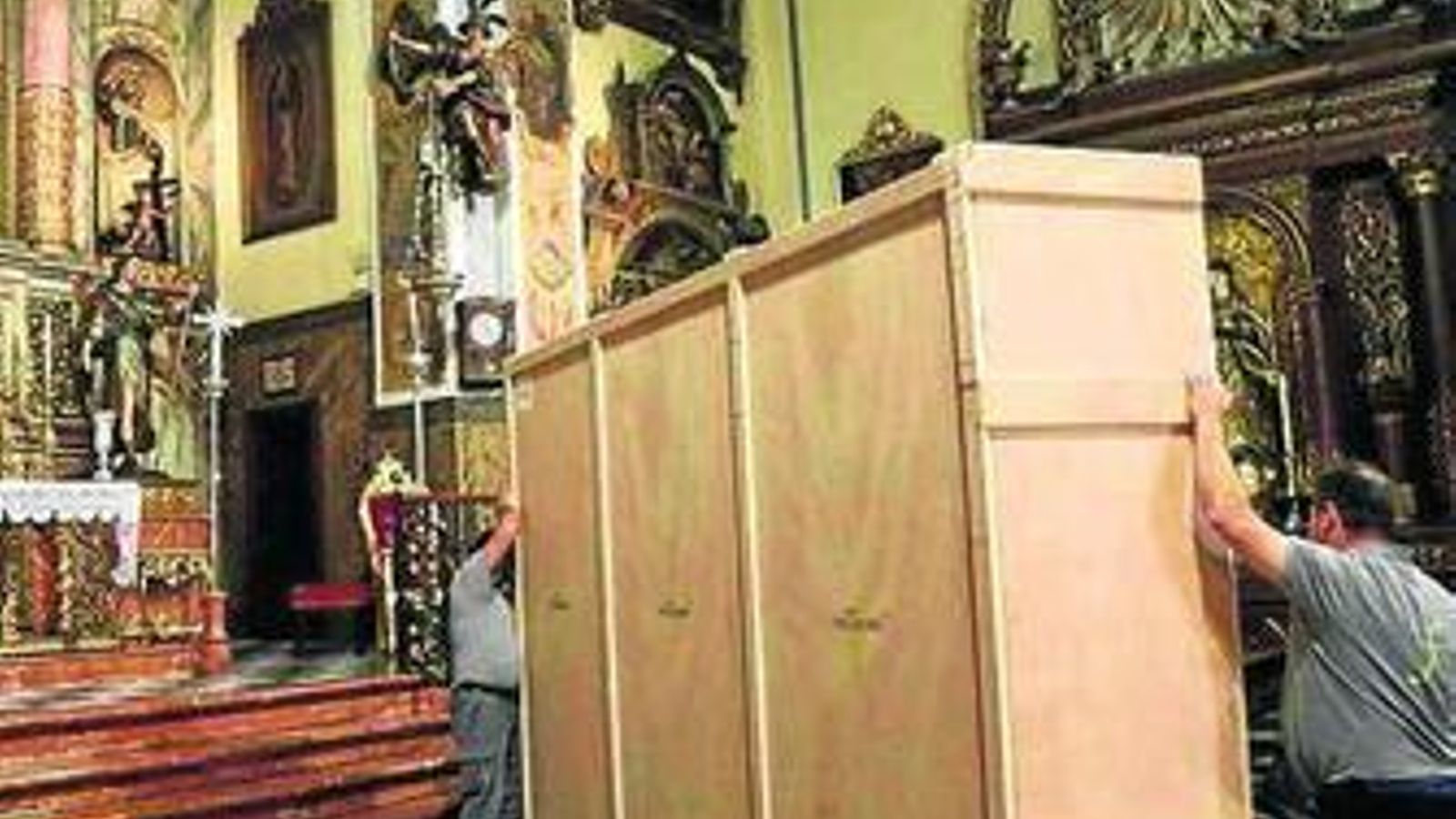 Cajón en el que se transportó al Cristo de los Desamparados en 2015