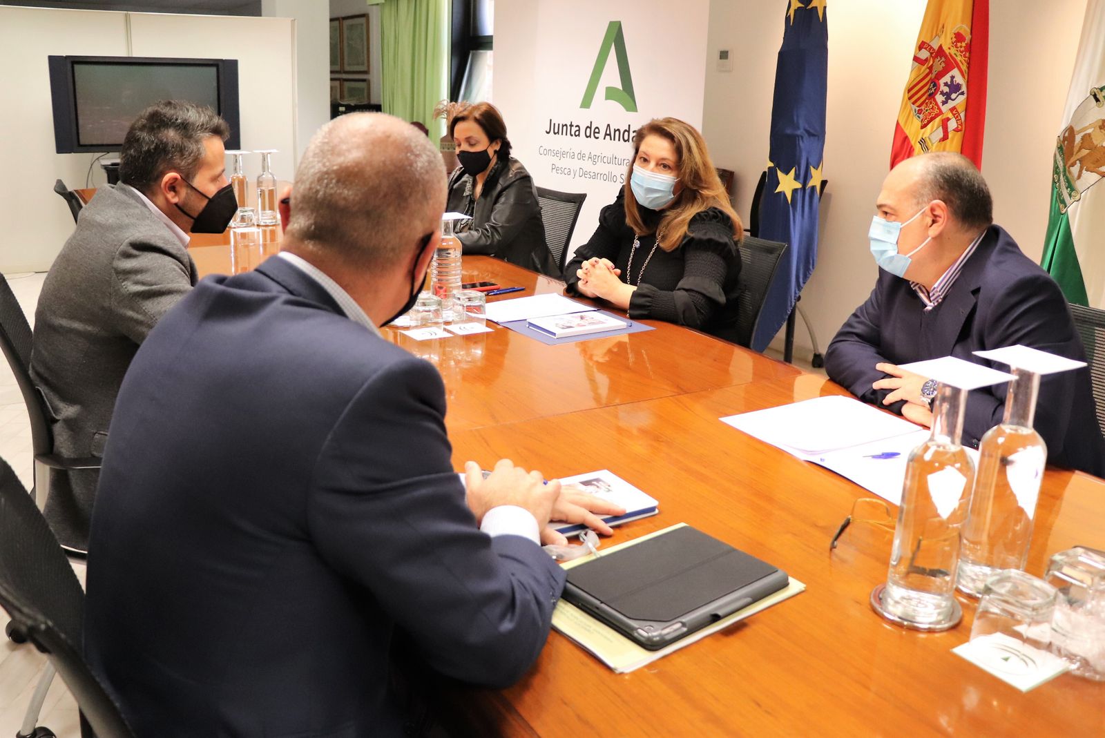 Reunión de la consejera con el presidente de la Federación Andaluza de Cofradías de Pescadores (Facope), Manuel Fernández .
