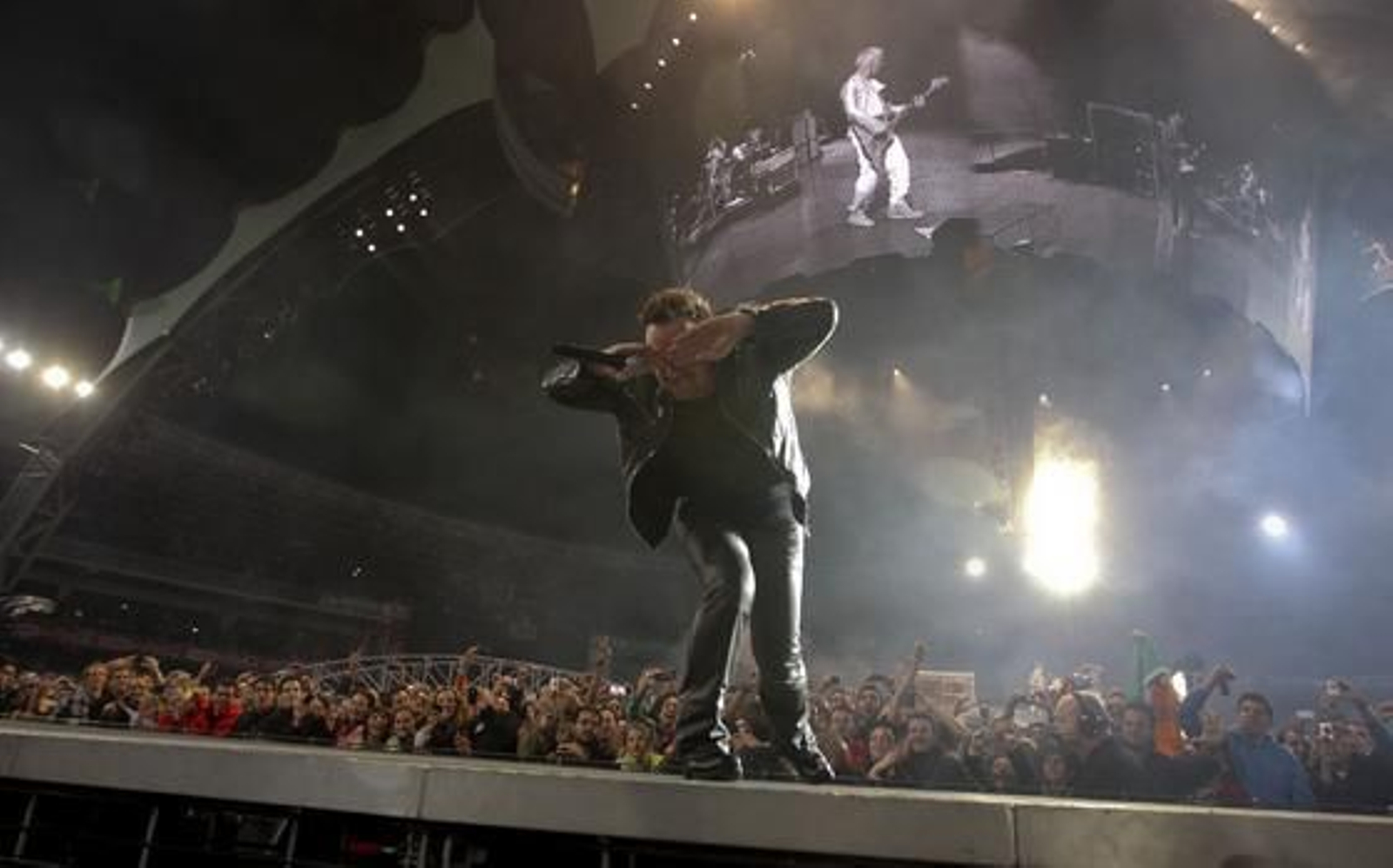 La banda irlandesa U2 convence a sus seguidores en San Sebastián. / EFE, AFP, Reuters