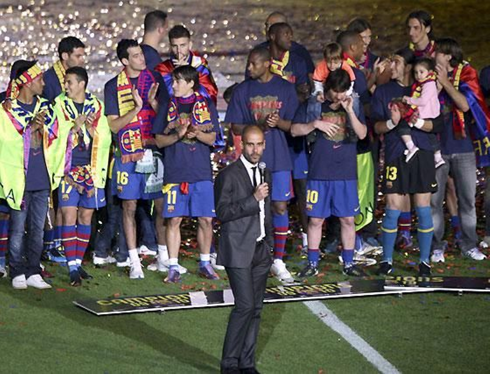 El Barcelona cumplió los pronósticos y con su goleada (4-0) ante el Valladolid en el Camp Nou logró el título de Liga.

Foto: EFE / Reuters / AFP Photo